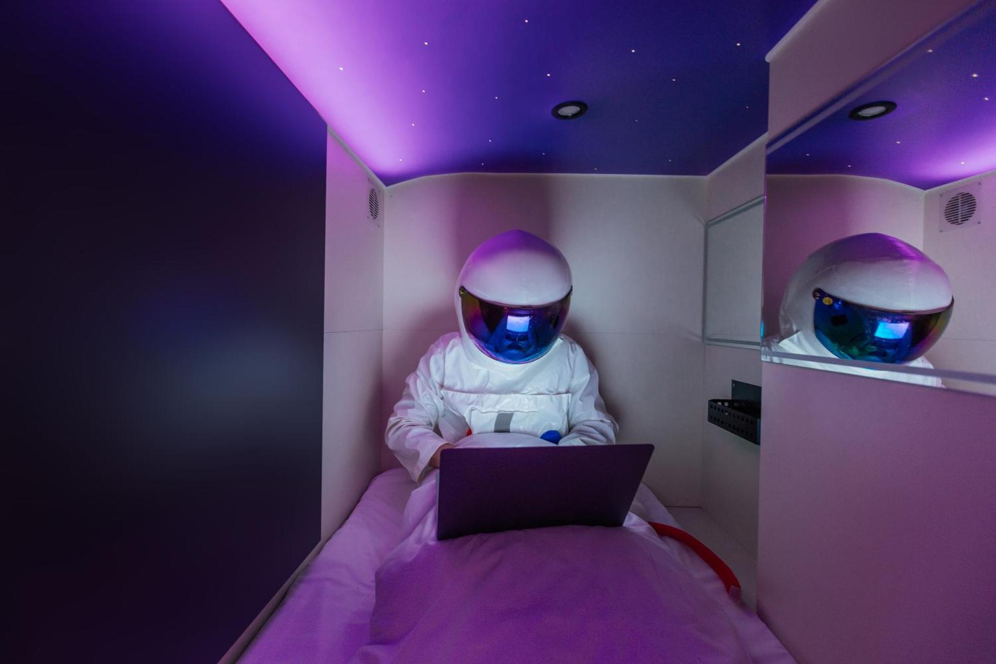 Capsule Hotel Constellation 91 利沃夫 外观 照片